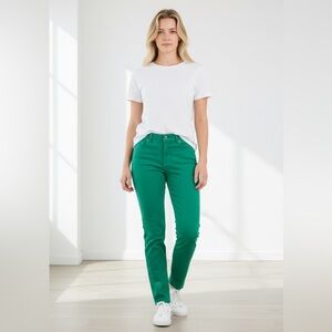 NYDJ woman’s skinny jeans. Size: 6P